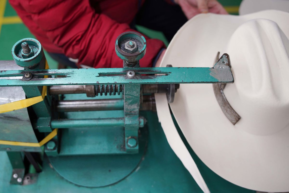 Fine brim and surface finishing on a felt hat