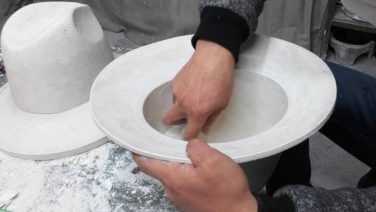 Hat shaping press refining crown and brim structure