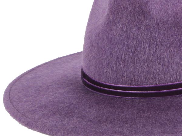 Brushed raised nap felt hat finish
